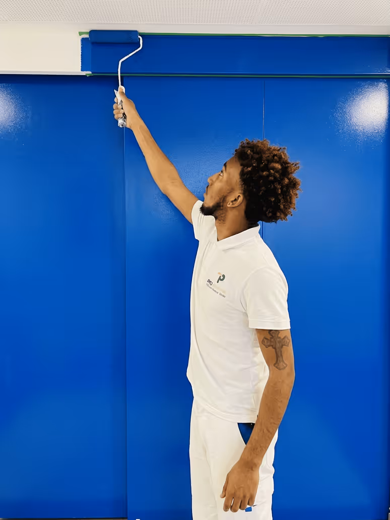 peintre mur bleu